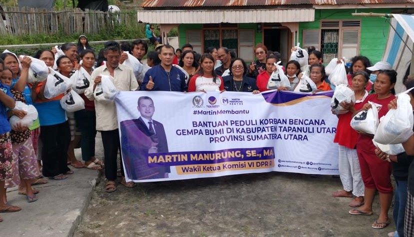 Martin Manurung Bantu Sembako untuk Korban Gempa Taput